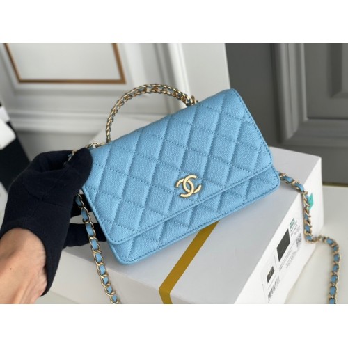 Chanel MINI KLOPOVÁ KABELKA S ŘETÍZKEM, Kovová zlatá, 22SS, nebesky modrá