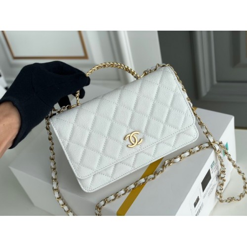 Chanel MINI KLOPOVÁ PSANÍČKA S ŘETÍZKEM, zlatá kovová, 22SS, bílá