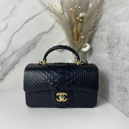 Chanel mini kabelka s klopou z hadí kůže s horním uchem AB2431 černá