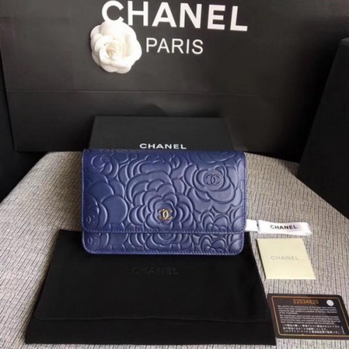 Chanel WOC modrá kožená kabelka s klopou z kamélie A33814 stříbrná