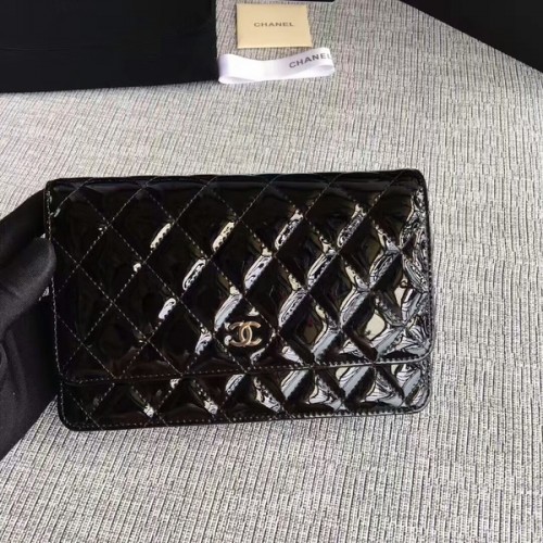 Kabelka Chanel WOC z lakované kůže A33814C černá