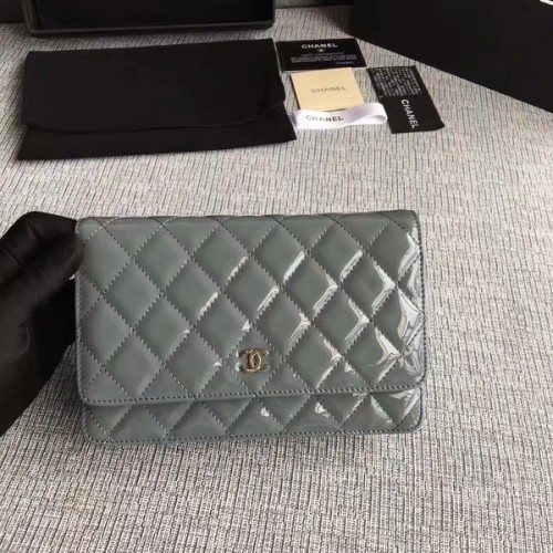 Kabelka Chanel WOC z lakované kůže A33814C šedá