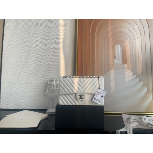 Klasická kabelka Chanel z jehněčí kůže, stříbrná, kovová, V01112, bílá