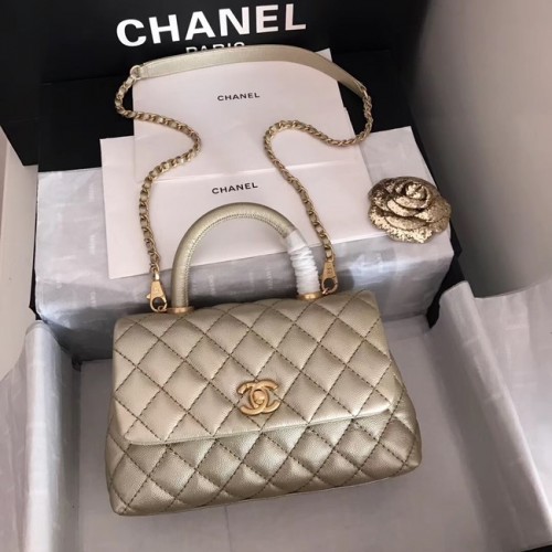 Originální kožená kabelka Chanel Caviar s klopou a horním uchem A92290, světle zlatá a kovová
