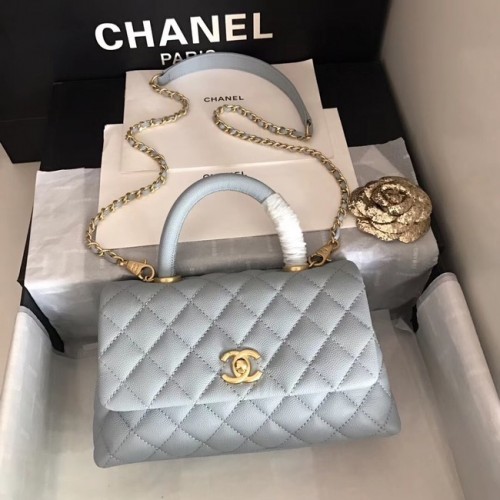 Originální kožená kabelka Chanel Caviar s klopou a horním uchem A92290, světle modrá a zlatá kovová