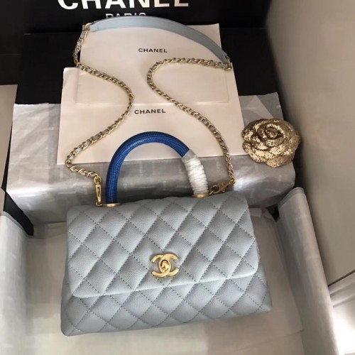 Originální kožená kabelka Chanel Caviar s klopou a horním uchem B92292, světle modrá a zlatá kovová