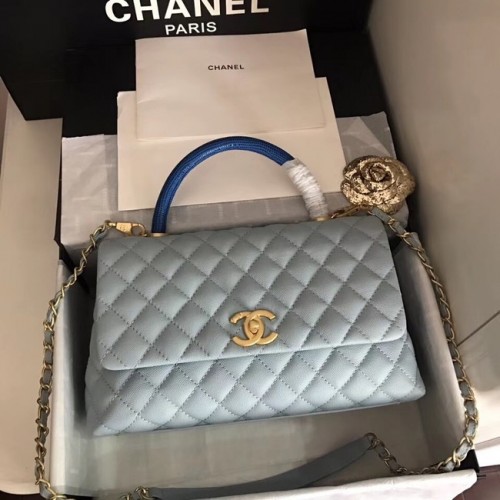 Originální kožená kabelka Chanel Caviar s klopou a horním uchem B92292, světle modrá a zlatá kovová
