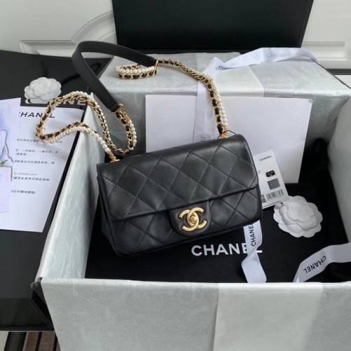 Chanel malá kabelka s klopou z jehněčí kůže, zlatá kovová AS2210 černá