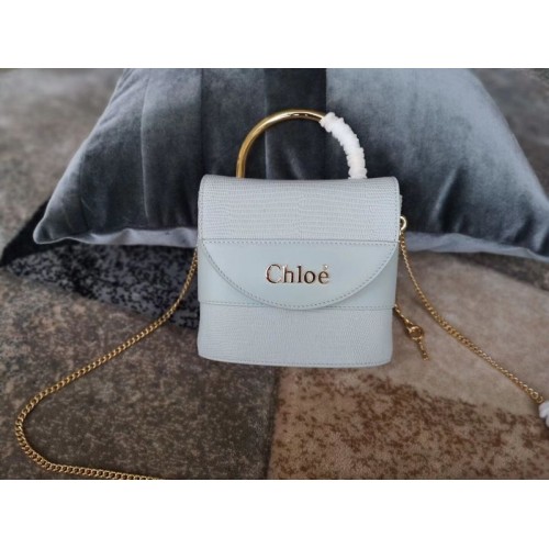 Malá kabelka Chloe Aby Lock Chain Bag v reliéfním ještěřím efektu na telecí kůži s kozí kůží 3S035 světle modrá