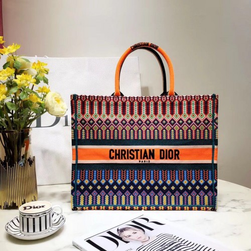 TAŠKA DIOR BOOK TOTE Z VÍCEBAREVNÉHO VYŠÍVANÉHO PLÁTNA M1286