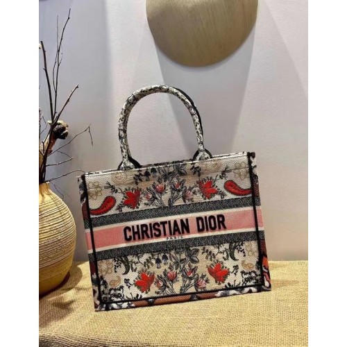 Taška Dior Book Tote s vícebarevnou výšivkou M1287ZR