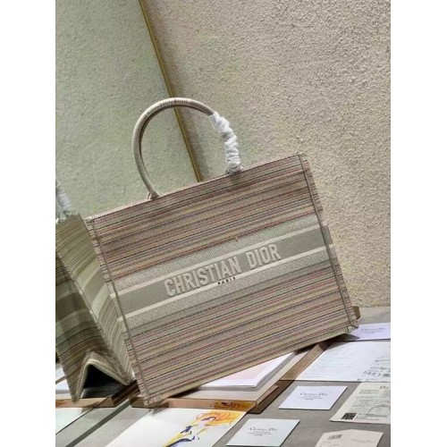 Taška na knihy Dior s vícebarevnými pruhy a výšivkou, referenční číslo M1286