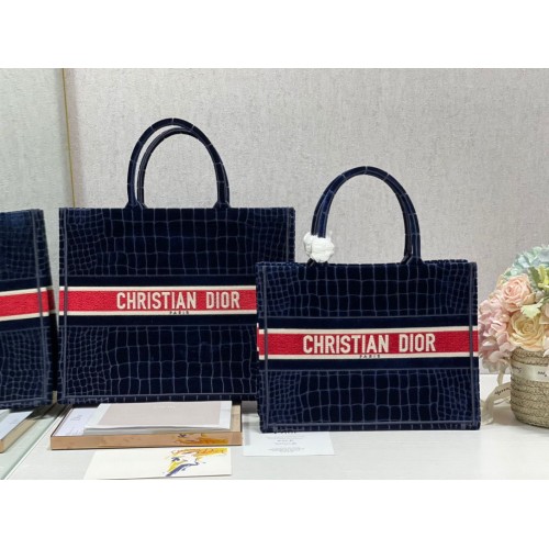 DIOR BOOK TOTE Sametová taška s krokodýlím vzorem M1286 tmavě modrá