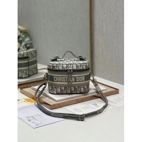 Cestovní kosmetický kufřík DIOR DIOR s šikmou výšivkou C9088 šedý