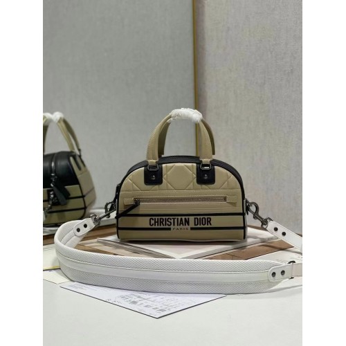 Střední kožená taška DIOR s reliéfním vzorem C9178A meruňková