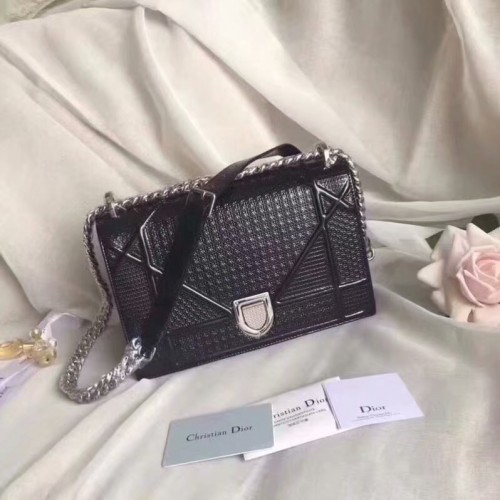 TAŠKA DIORAMA Z ČERNÉ METALICKÉ TELECÍ KŮŽE S MOTIVEM MIKROKANÁŽE M0422