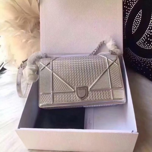 DIORAMA KABELKA SILOUIS VUITTON Z TELECÍ KŮŽE V METALICKÉM ODSTÍNU S MOTIVEM MIKROKANÁŽE M0422