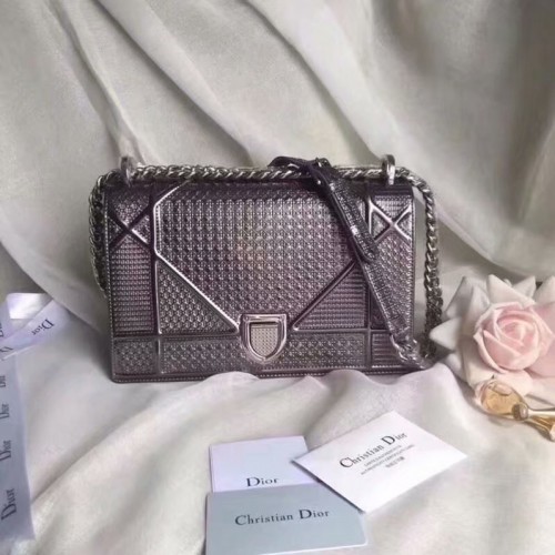 DIORAMA TAŠKA Z METALICKÉ TELECÍ KŮŽE S MOTIVEM MIKRO-KANÁLU M0422 ŠEDÁ