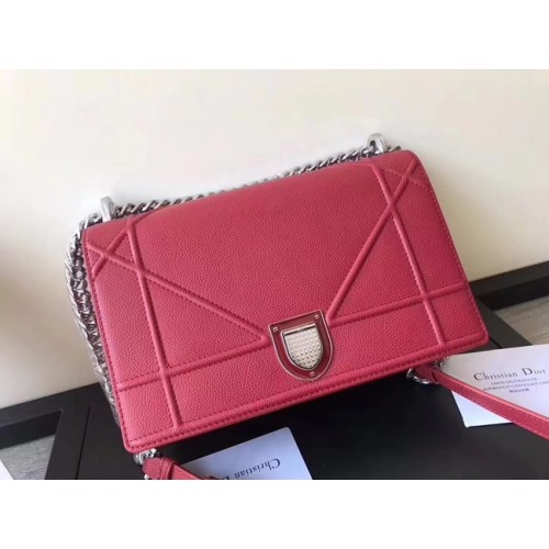 DIORAMA TAŠKA S KLOPKOU Z ČERVENÉ ZRNÍ TELECÍ KŮŽE S VELKÝM VZOREM KANÁLU M0422