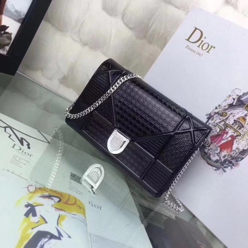 Peněženka Diorama na řetízku s pouzdrem, kovová, z telecí kůže s motivem mikrokanálů, S0328 černá