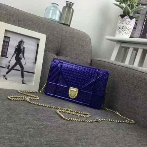 Peněženka Diorama na řetízku s kovovým vzorem z telecí kůže s motivem mikrokanálů S0328 modrá