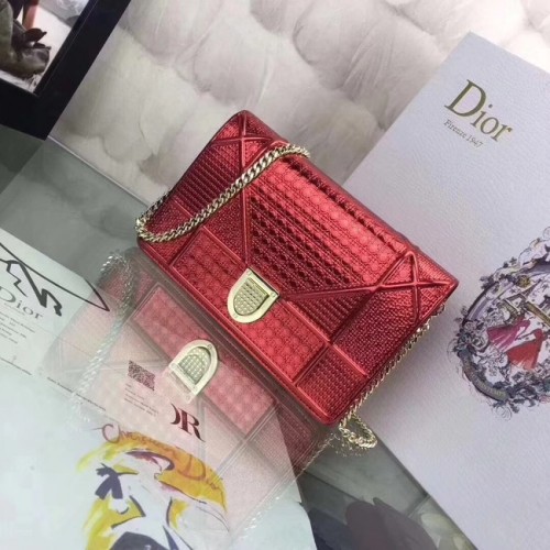 Peněženka Diorama na řetízku s pouzdrem, kovová, z telecí kůže s motivem mikrokanálů, S0328 červená