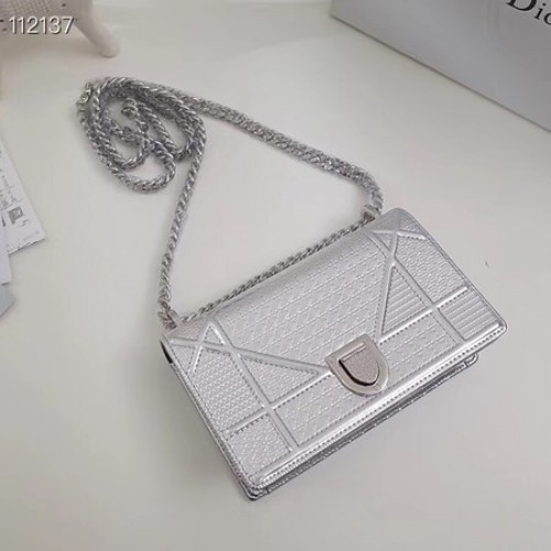 Kožená kabelka Dior DIORAMA s řetízkem S0328 stříbrná