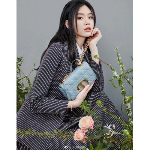 Dior MALÁ DIOR CARO BAG Měkká telecí kůže Cannage M9241 nebesky modrá