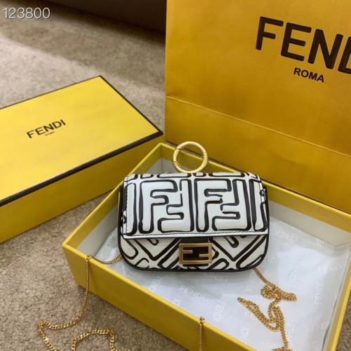 Přívěsek FENDI NANO BAGUETTE CHARM z napa kůže 7AR844