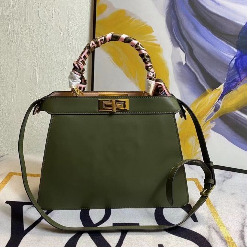 FENDI LITTLE ICONIC STŘEDNÍ zelená kožená kabelka F6946
