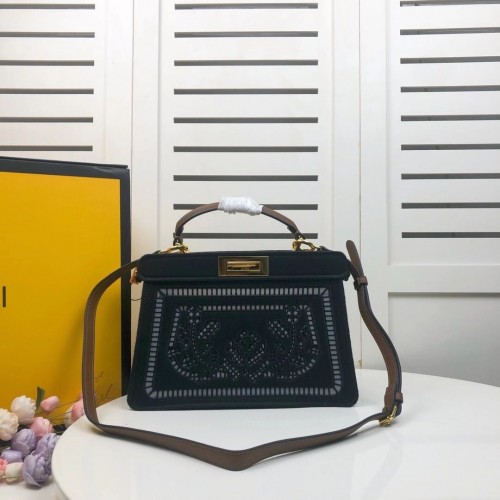 FENDI PEKABOO ICONIC S ČERNOU VÝŠIVKOU F6