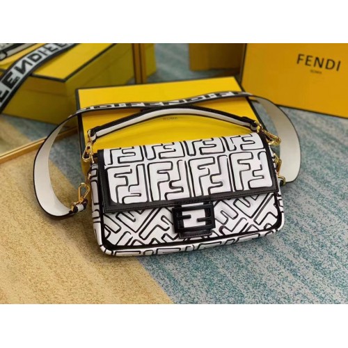 Originální kožená kabelka Fendi BAGUETTE F2468 bílá