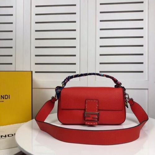 Kožená kabelka Fendi BAGUETTE F2466 červená