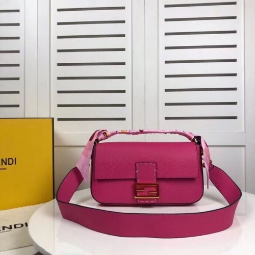 Kožená kabelka Fendi BAGUETTE F2466 růžová