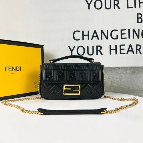 Kabelka Fendi Baguette z nappa kůže F0881 černá