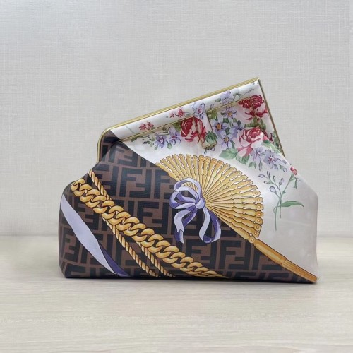 Fendi First Medium Fendace bílá hedvábná kabelka s potiskem 8BP127A hnědá