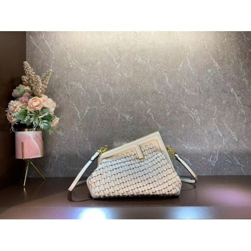 Fendi First Malá kožená propletená kabelka 8BP129A krémová