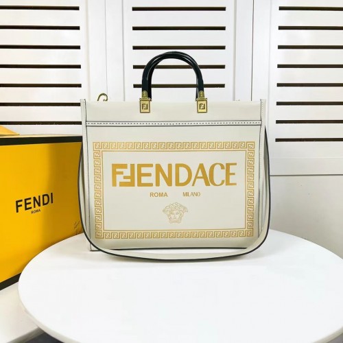 Kožená nákupní taška Fendi Sunshine Medium Fendace s potiskem loga 8BH386A bílá