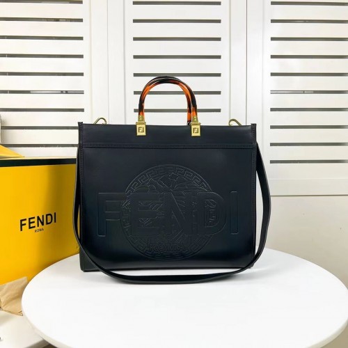 Fendi Sunshine Medium Fendace - černá kožená nákupní taška s potiskem loga F0873