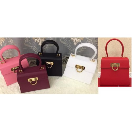 Malá kabelka přes rameno z telecí kůže Ferragamo SF0618