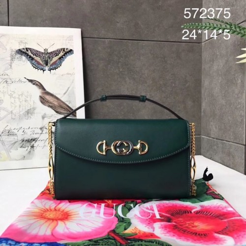 Malá kožená kabelka přes rameno GUCCI Zumi 572375 tmavě zelená