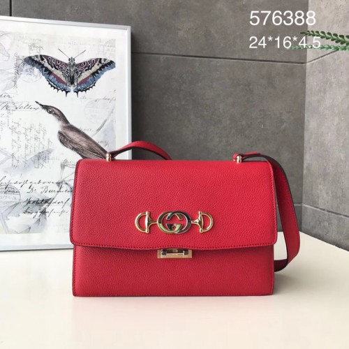 Kožená kabelka přes rameno Gucci GG A576388 červená