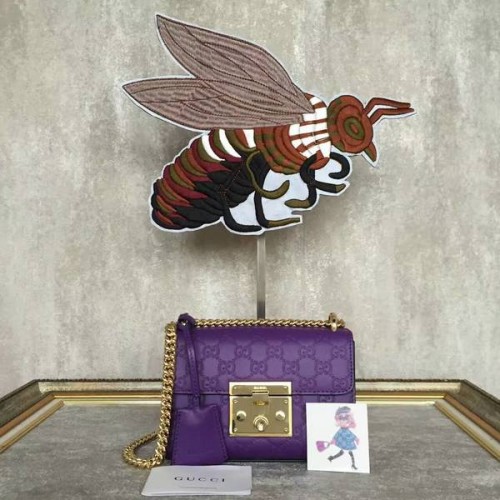Gucci Padlock Gucci Signature Mini ramenní taška 409487A fialová