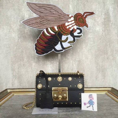 Kožená kabelka přes rameno Gucci s padacím zámkem a cvočky 432182A černá