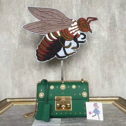 Kožená kabelka přes rameno Gucci s padacím zámkem a cvočky 432182A zelená