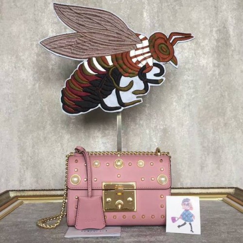 Kožená kabelka přes rameno Gucci s padacím zámkem a cvočky 432182A růžová