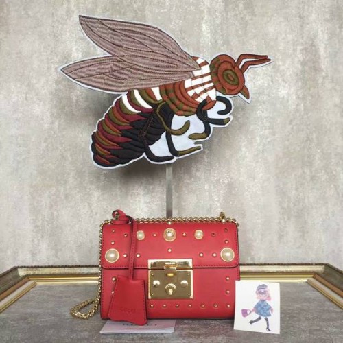 Kožená kabelka přes rameno Gucci s padacím zámkem a cvočky 432182A červená