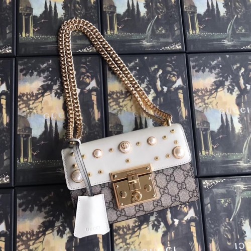 Malá kabelka přes rameno Gucci Padlock GG Pearl A409487 bílá