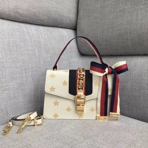 Malá kabelka přes rameno Gucci Sylvie Bee Star A421882 bílá