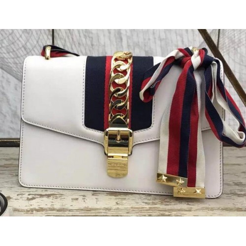 Kožená řetízková kabelka Gucci Sylvie 431667 bílá